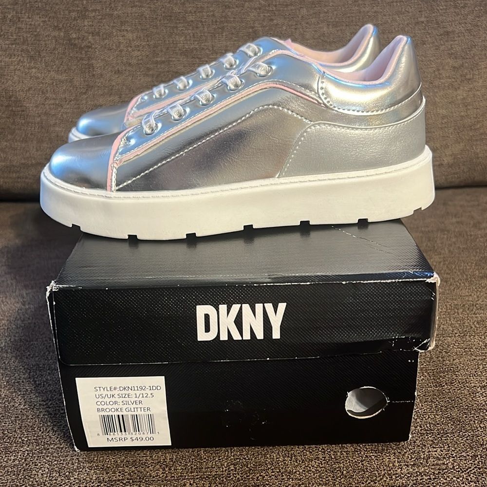New DKNY Big Girls Brooke Glitter Lace Up Platform Sneaker
Size 1 in Silver